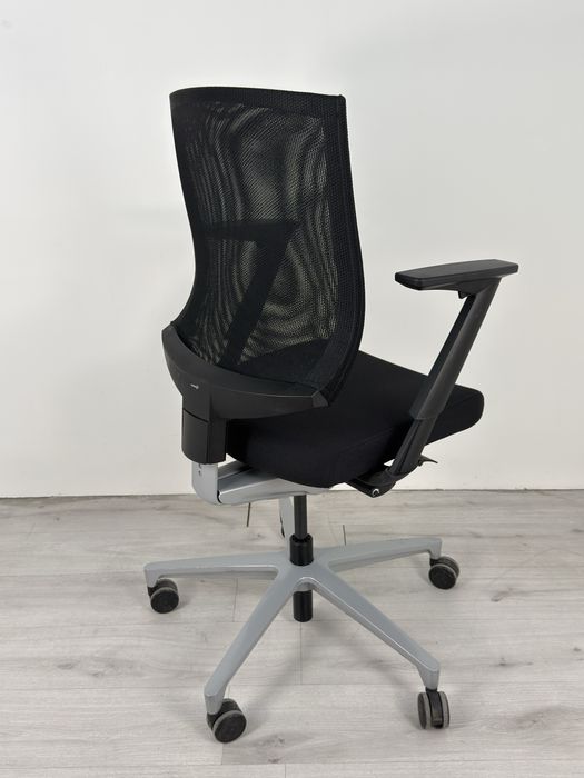 Ергономичен Въртящ се Стол Klöber VEO 87 – Черен с Мрежеста Облегалка