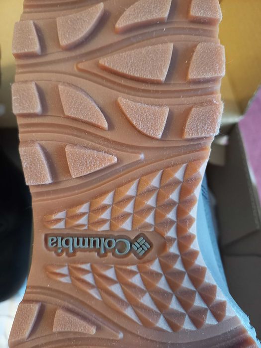 Продавам дамски обувки Колумбия