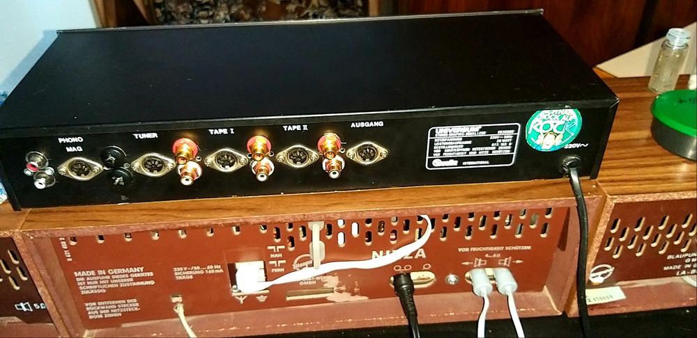 продам предварительный усилитель:Universum.