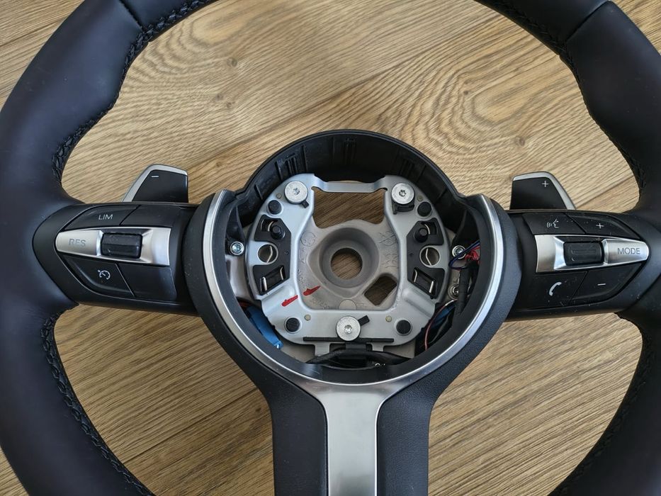 Volan BMW M Sport nou, cu padele