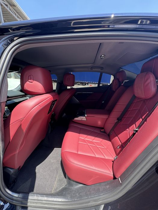 Bmw I5.
