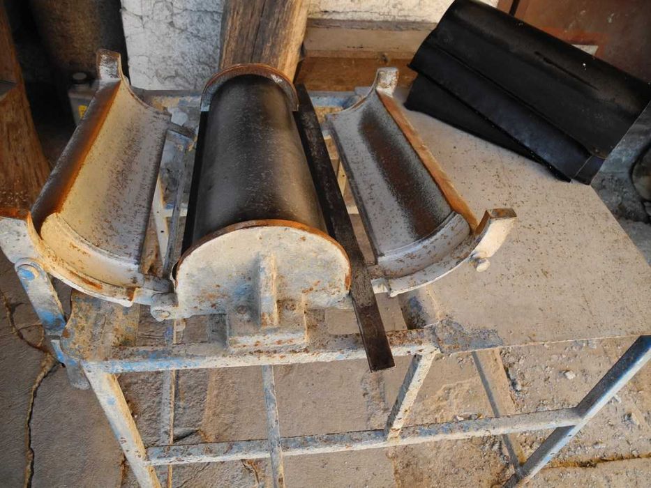 Dispozitiv (Masă) de confecționat țigle și coame din mortar de ciment.