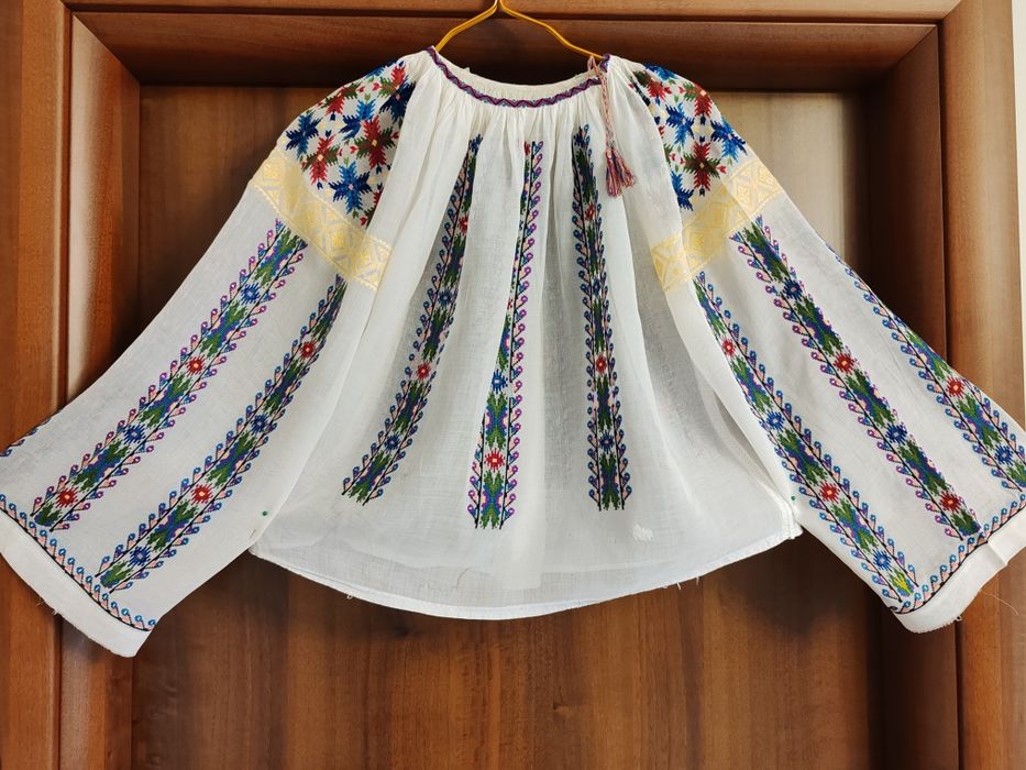 Ie veche/port popular /Camasa autentică