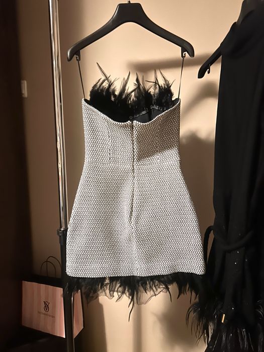 Вечерна рокля с щеаусови пера