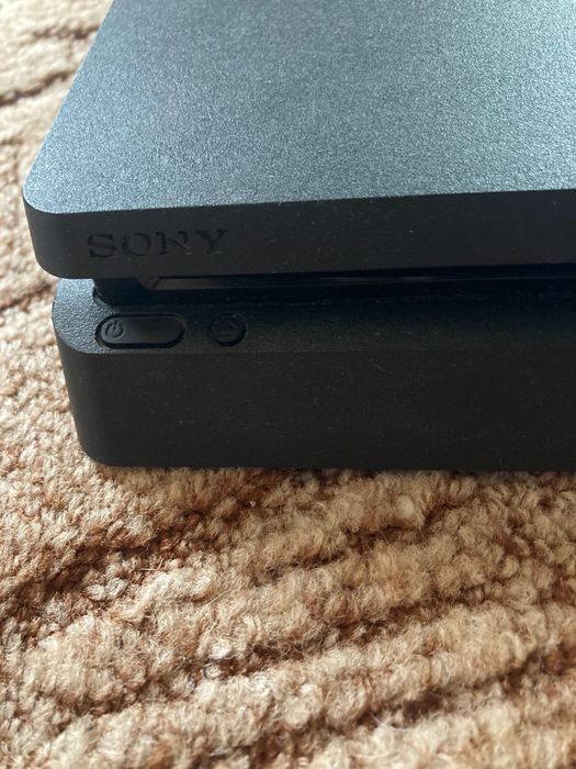 Playstation 4 slim // ps4 //ps4 slim