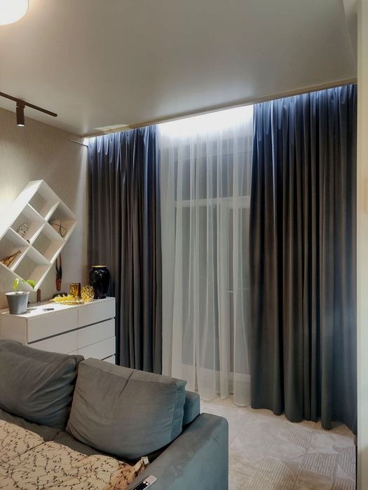 Новые плотные шторы с тюльем. Занавески в стиле хай-тек.