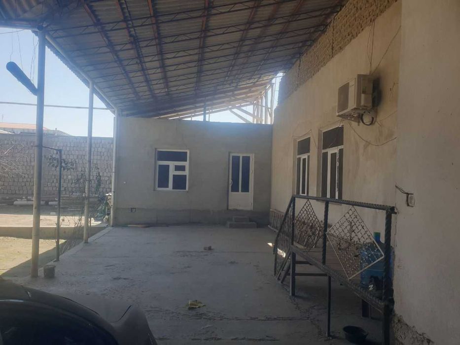 Uy sotiladi 5 sotixli yashab turilgan uy.