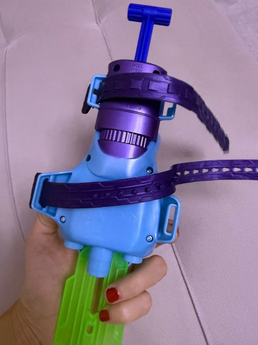 Nerf пистолет на руку с мячом