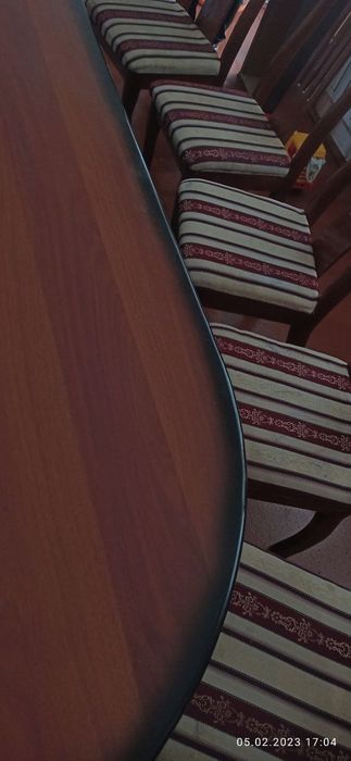 Стол 12 та стул билан