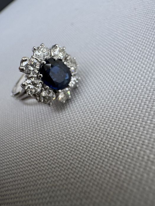 Inel din aur alb, safir si diamnate
