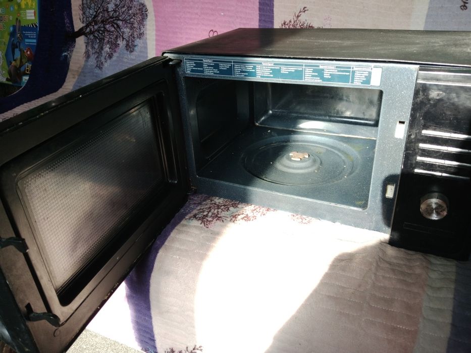 Отдам микроволновку на запчасти.