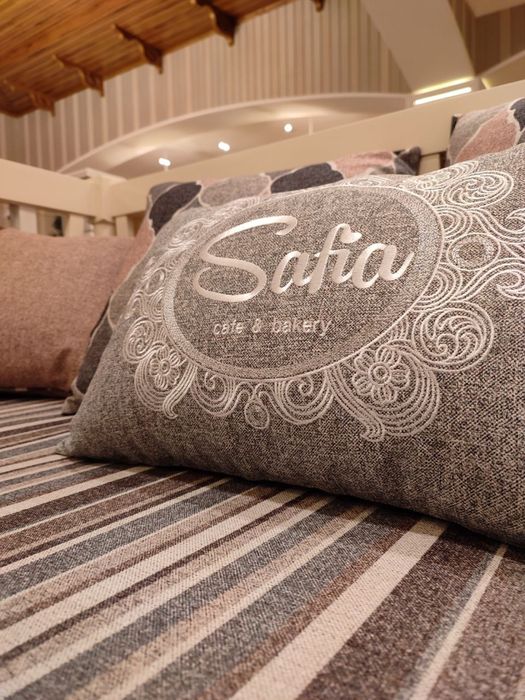 изготовление кепок, футболок, поло, длинные рукава, панама, бренд лого