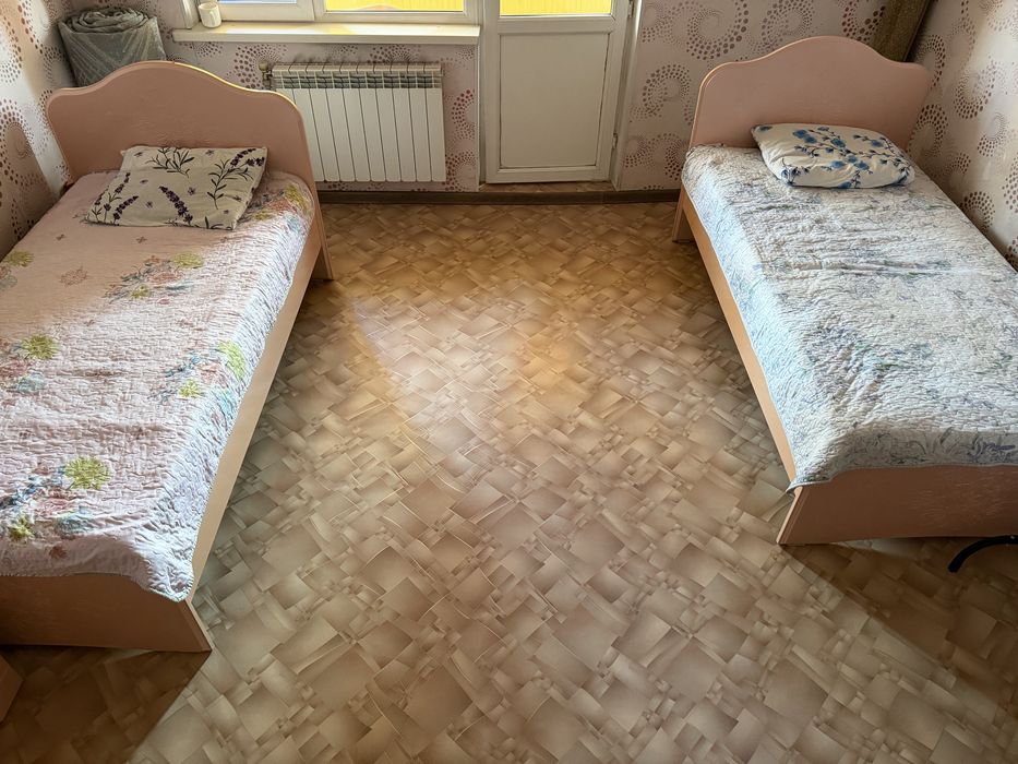 Комплект детской мебели: 2 кровати,шкаф,комод,письменный,туалетныйСтол