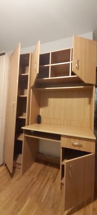 Birou cu dulap deasupra și multe spații utile