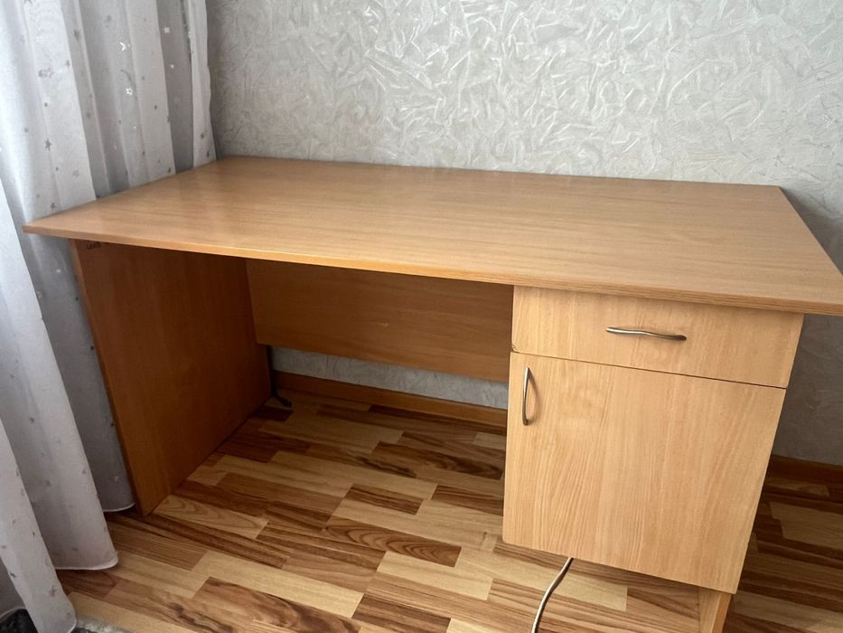 Продам письменый стол + кресло в чехле