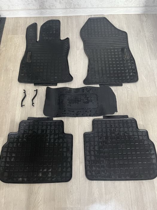 Продам заводские резиновые полики на Субару Форестер