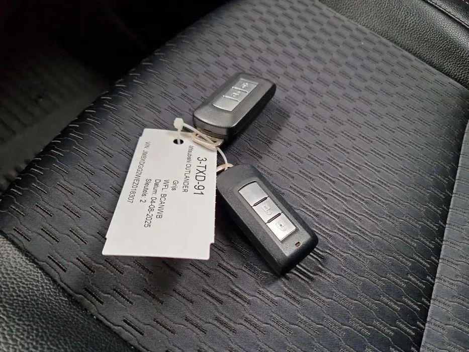 Mitsubishi Outlander 2.0 PHEV 4WD Executive Edition 2014 – 4X4