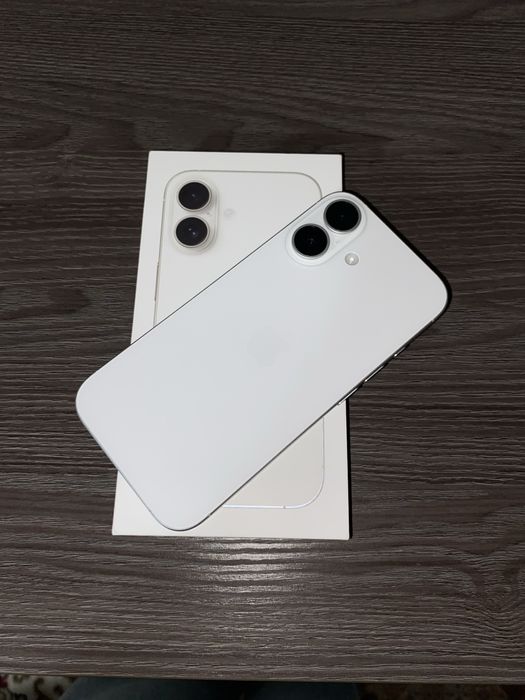 iPhone 16,белого цвета