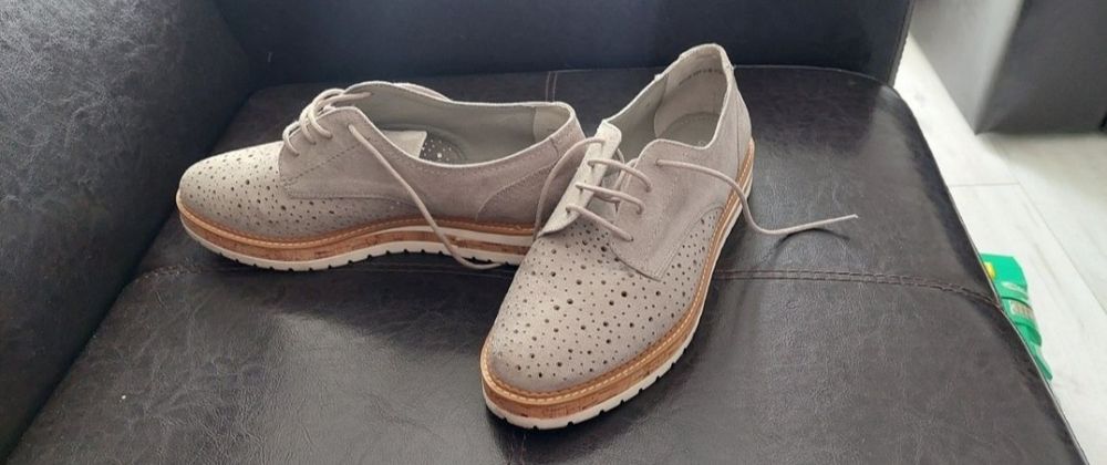 Pantofi cu toc și pantofi casual