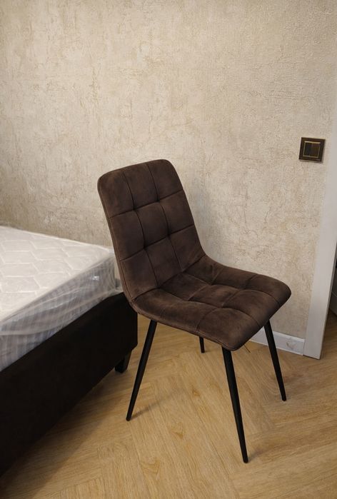 Продам четыре новых стула