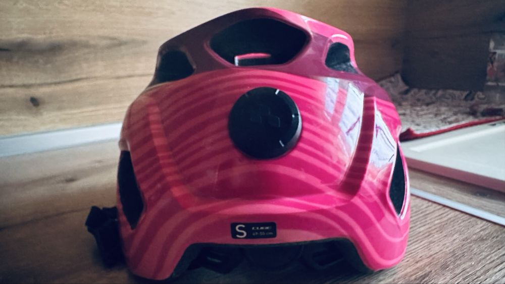 Детска каска Cube Fink с 11 вентилационни отвора