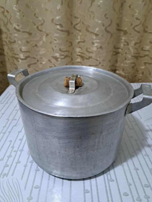 Кастрюля алюминиевая , большая