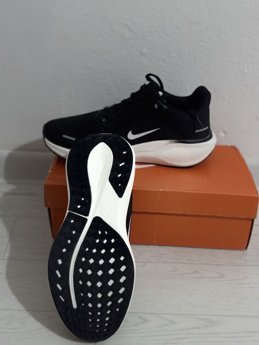 кроссовки Nike.