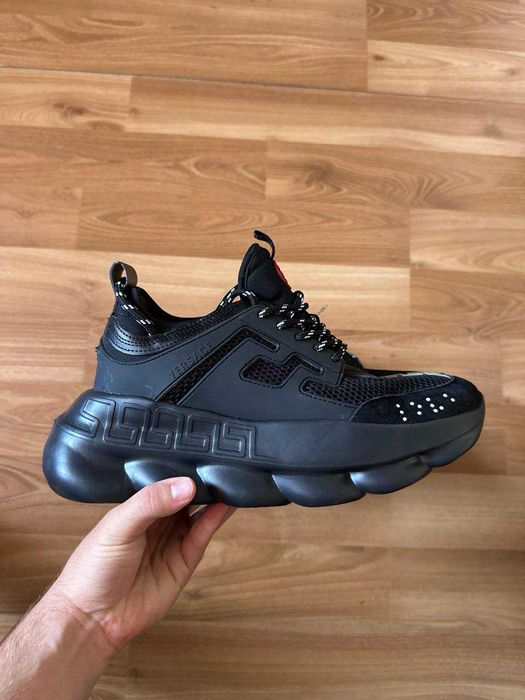 Sneakers Versace cu eticheta (nu Nike, Gucci, Adidas, Balenciaga)