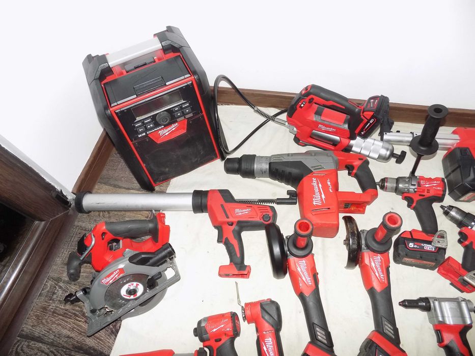 Scule Milwaukee ,  M 12  si  M 18  in stare buna de functionare  , acumulatori Milwaukee