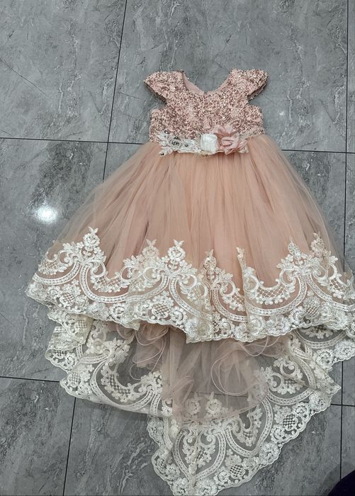 Продаю шикарное платье на девочку