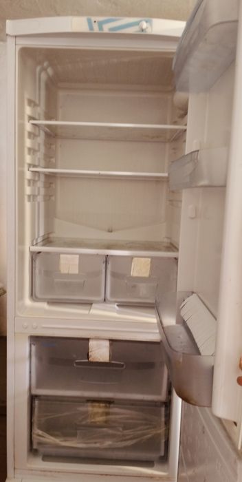 Холодильник INDESIT в хорошем рабочем состоянии