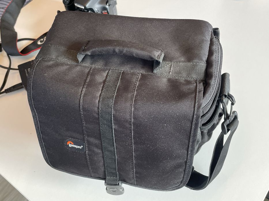 DSLR Canon EOS 550D (Rebel T2i) + Geantă foto (Citiți descrierea)