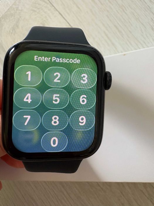 Apple Watch SE (2nd Gen) 44mm Midnight Aluminum на 90% батерия