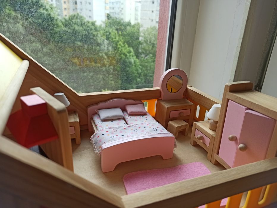 Căsuța păpuși din lemn mobilata