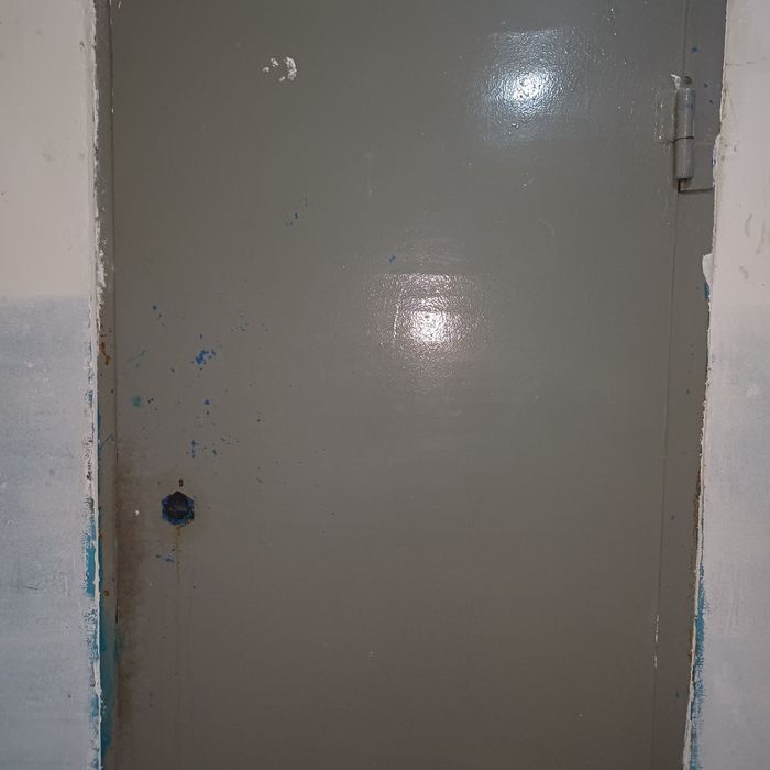 Продам железную дверь