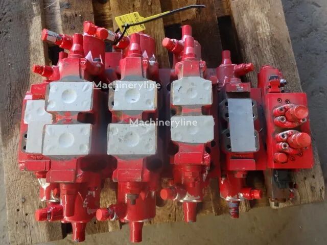 Distribuitor hidraulic OK RH5-12, roșu, montat pe palet de lemn