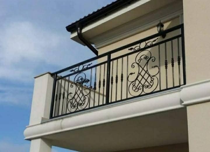 Executăm balustrade din fier forjat și tablă decupată.
