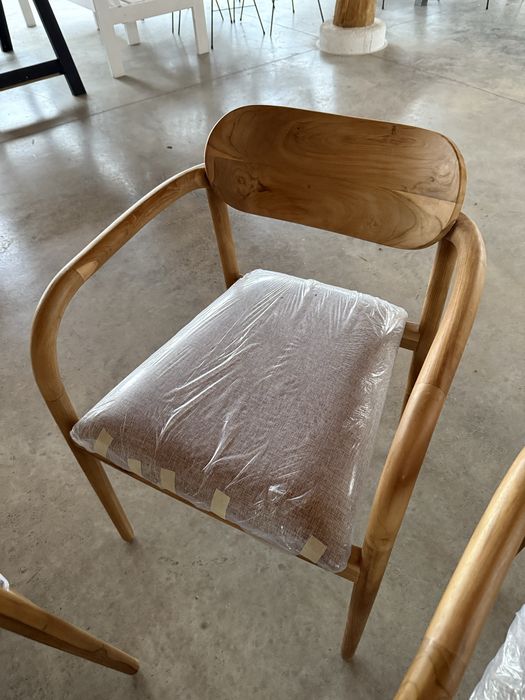 Стол от тиково дърво и дамаска