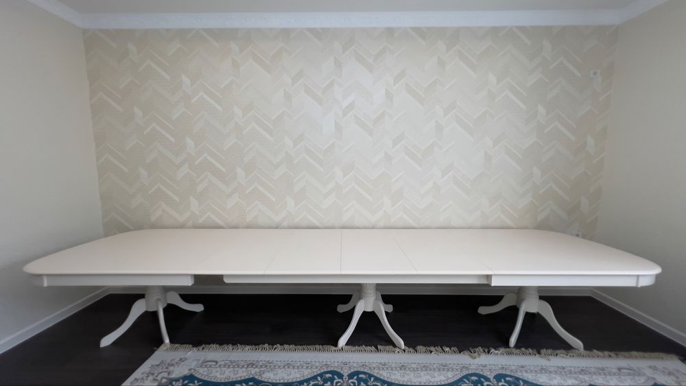 Продаётся малазийский обеденный стол