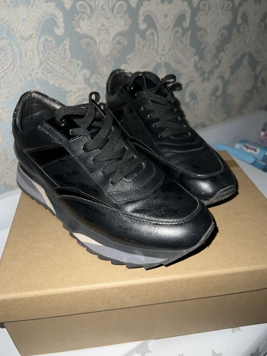 Продам кожаные кроссовки