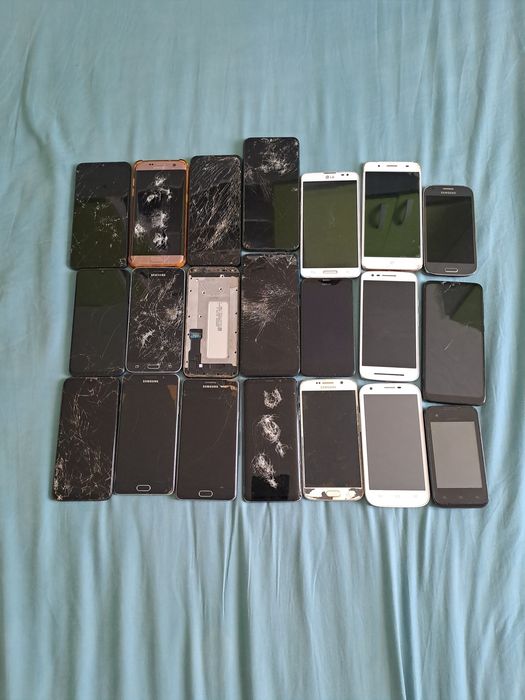 Vand lot 21 de telefoane defecte