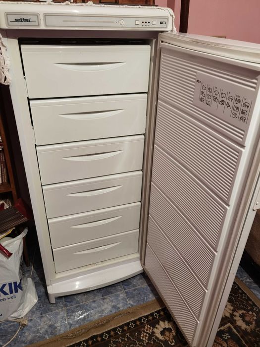 Продавам вертикален фризер Siltal – отлично състояние