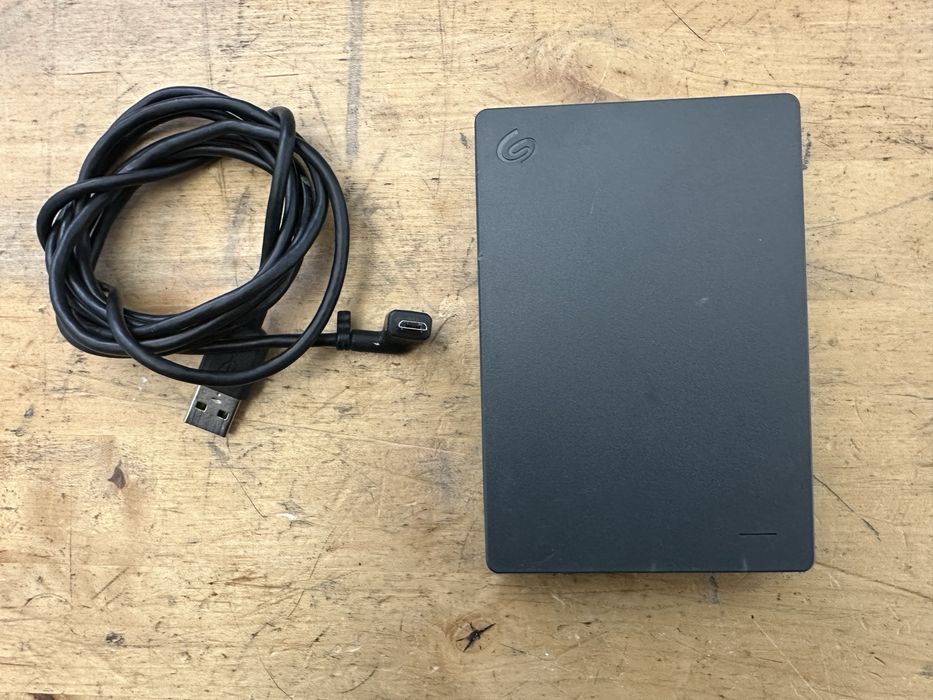 Hdd portabil toshiba 1tb de culoare negru mat inchis