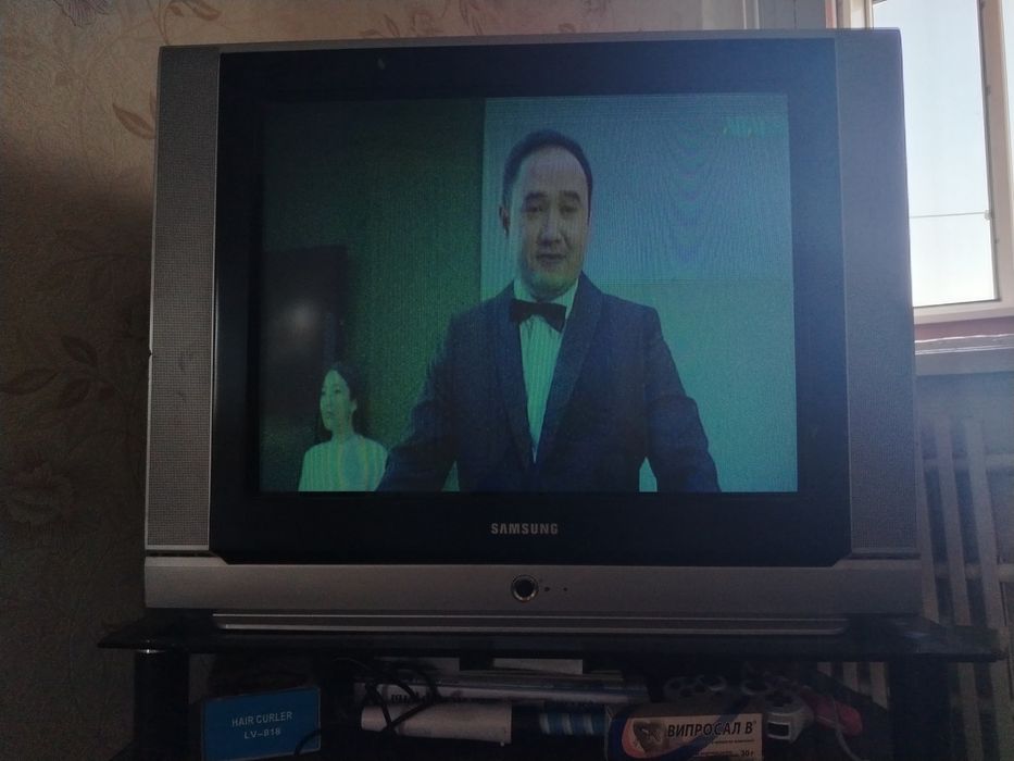 Продам TB с потставкой