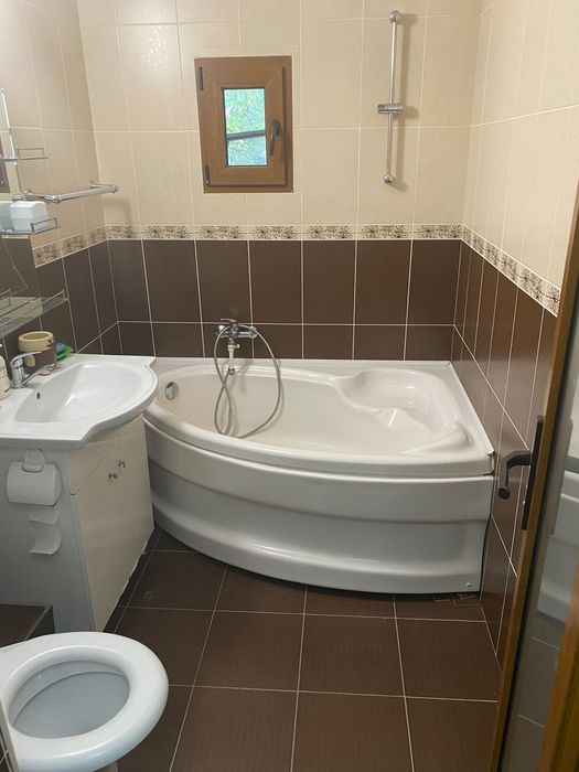 Închiriez apartament dotat cu 4 camere, modern.