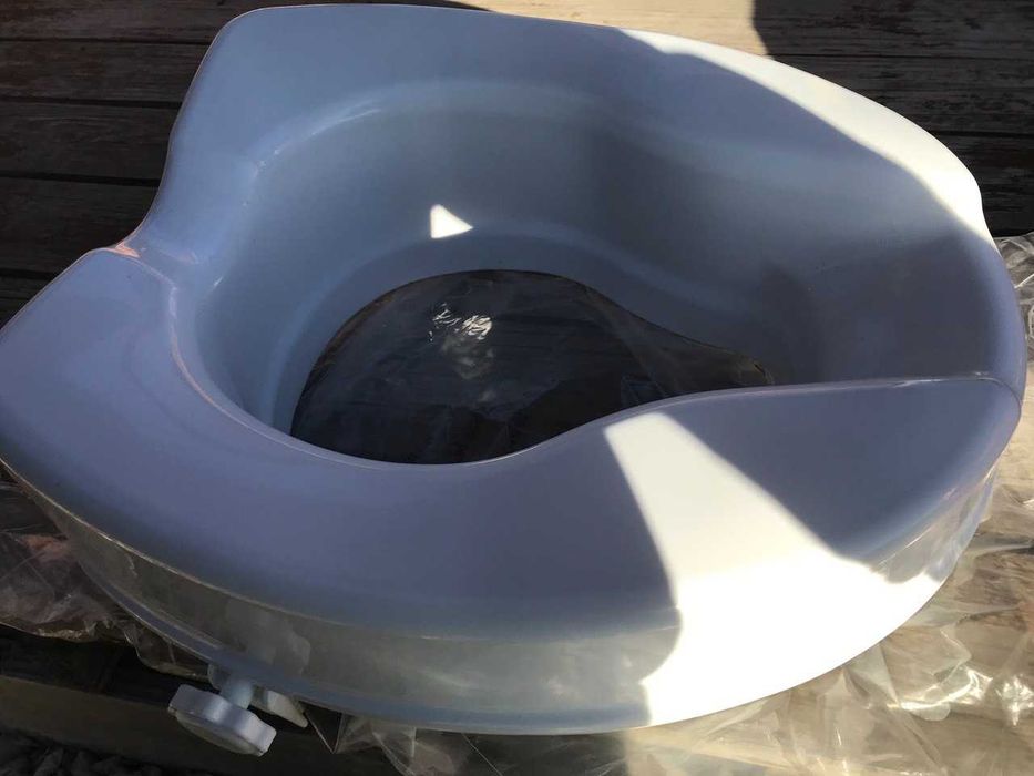 Повдигната тоалетна седалка