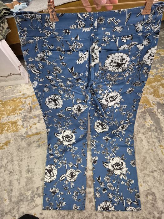Pantaloni flori 3/4