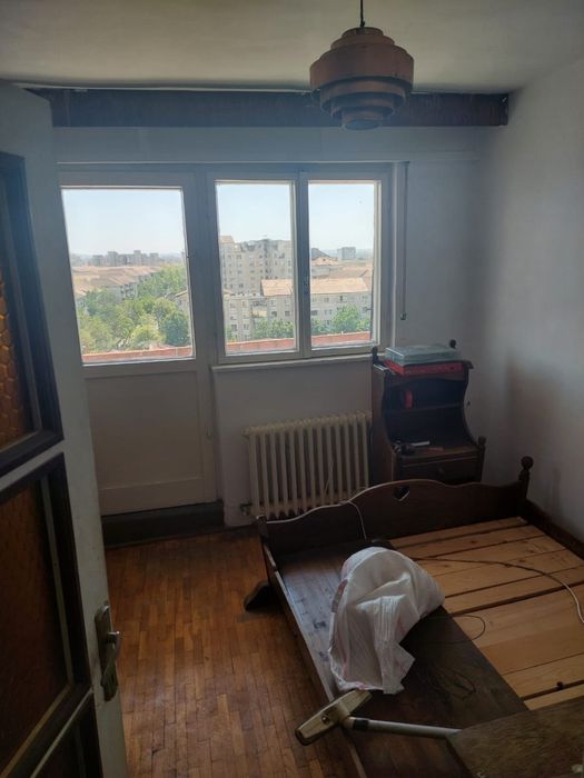 Apartament 3 camere AN etaj 8/8 zona Rogerius