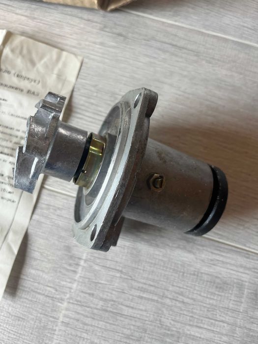 продавам чисто НОВА оригинална водна помпа за Жигули / Лада / ВАЗ