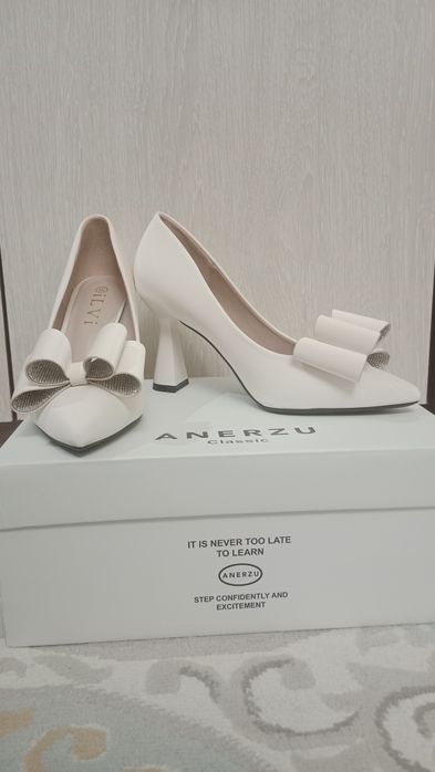 Срочно продам женские туфли. Новые в упаковке. Размер 35.